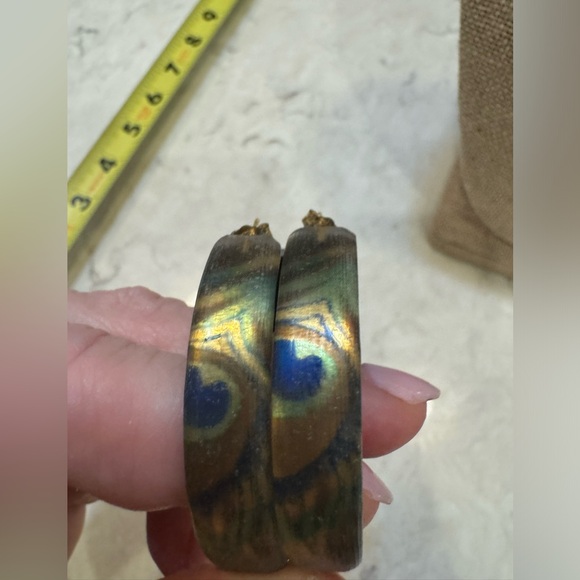 Alexis Bittar RARE peacock feather lucite 2” hoop earrings STUNNING - Picture 7 of 9